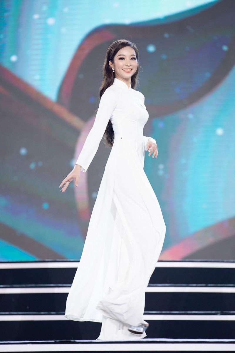 Thí sinh Hoa hậu Việt Nam duyên dáng trong tà áo dài trắng - 3
