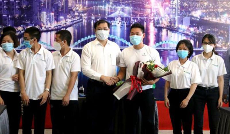 Những bác sĩ cuối cùng rời bệnh viện Đà Nẵng sau hơn 15 ngày không có ca nhiễm mới COVID-19 - 1