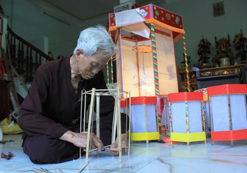 Nghệ nhân Nguyễn Văn Quyền và tình yêu với đèn kéo quân - 1