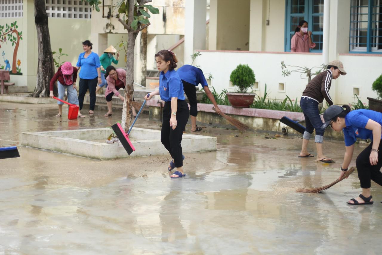 35.000 học sinh Bình Định chưa thể đến trường do ngập lụt - 1