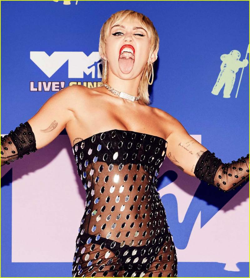 Những bộ cánh vô cùng sexy trên thảm đỏ Video Music Awards 2020 - 2