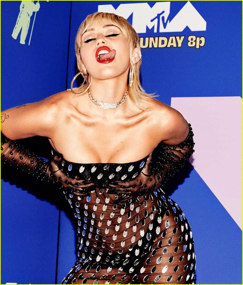 Những bộ cánh vô cùng sexy trên thảm đỏ Video Music Awards 2020 - 3