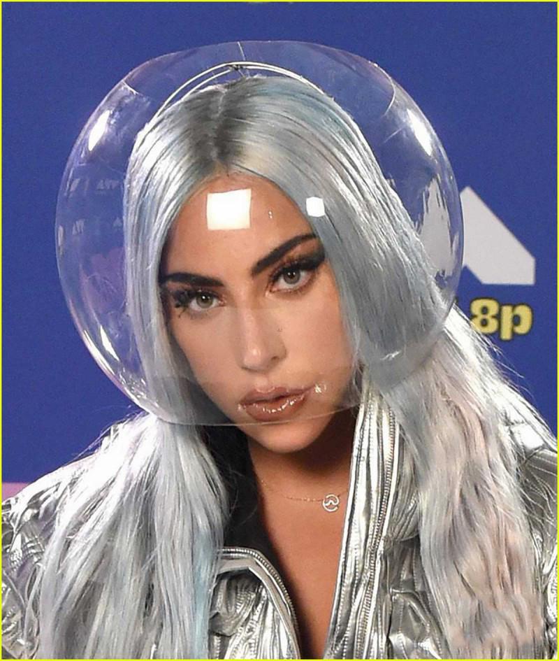 Những bộ cánh vô cùng sexy trên thảm đỏ Video Music Awards 2020 - 5