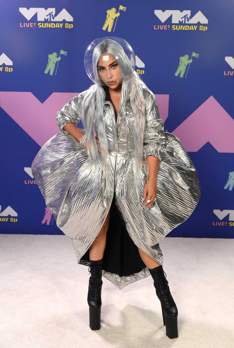 Những bộ cánh vô cùng sexy trên thảm đỏ Video Music Awards 2020 - 4