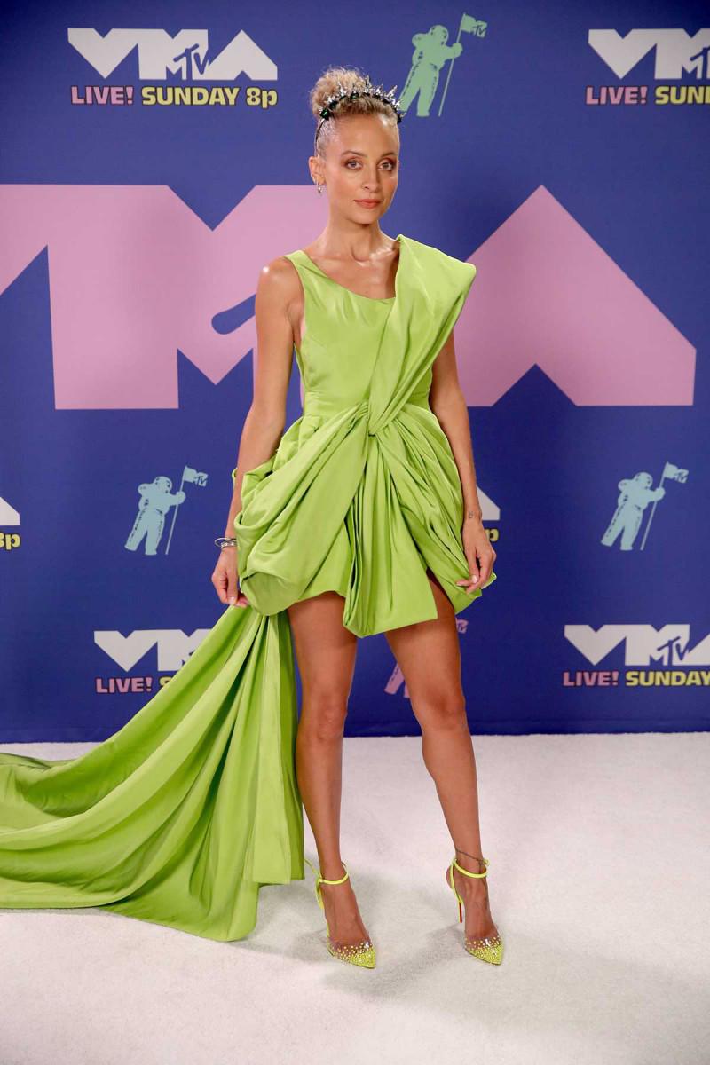 Những bộ cánh vô cùng sexy trên thảm đỏ Video Music Awards 2020 - 14