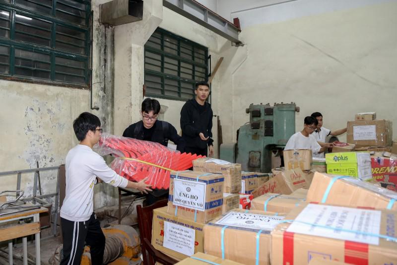 Công đoàn giáo dục Việt Nam gửi tặng hơn 22.000 bộ sách giáo khoa, vở viết tới miền Trung - 4