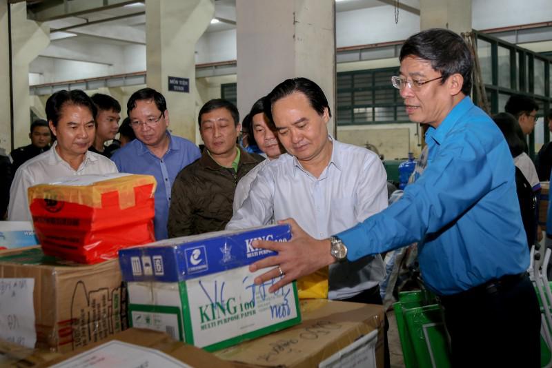Công đoàn giáo dục Việt Nam gửi tặng hơn 22.000 bộ sách giáo khoa, vở viết tới miền Trung - 2