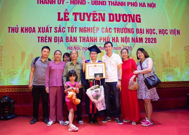 Bố mẹ bệnh trọng, anh trai nằm một chỗ, nữ sinh Thanh Hóa vẫn giành thủ khoa đầu ra Đại học Mỹ thuật Công nghiệp Hà Nội - 3