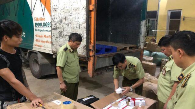 Lạng Sơn: Thu giữ hàng nghìn sản phẩm nhập lậu trên xe chuyển phát nhanh của Viettel Post - 1