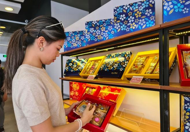 Bánh trung thu cao cấp vẫn cháy hàng giữa dịch Covid-19 - 1