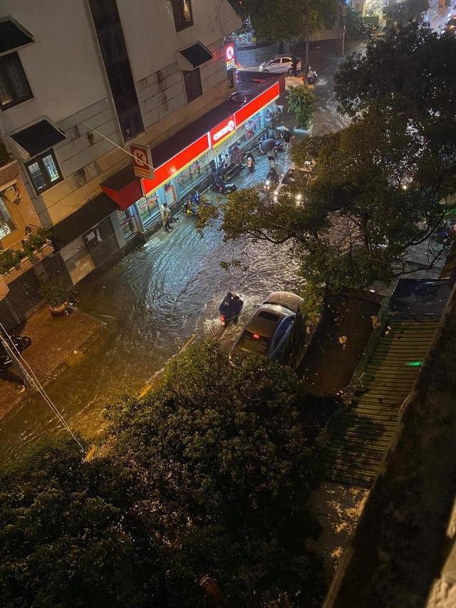 Mưa tối trời, Sài Gòn ngập nặng, kẹt xe đến tận nửa đêm - 6