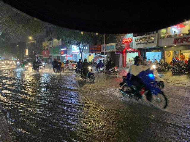 Mưa tối trời, Sài Gòn ngập nặng, kẹt xe đến tận nửa đêm - 5