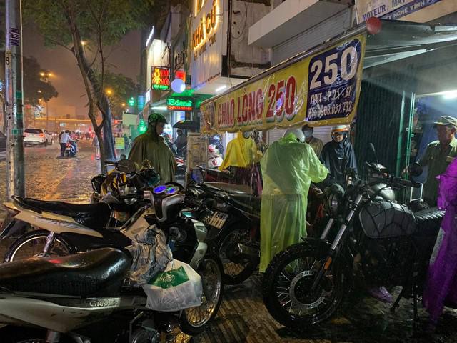 Mưa tối trời, Sài Gòn ngập nặng, kẹt xe đến tận nửa đêm - 8