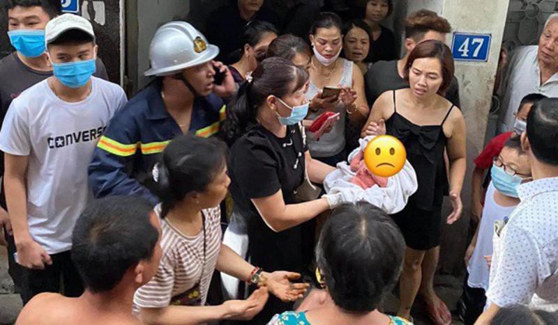 Hà Nội: Bé trai sơ sinh bị bỏ rơi trong khe tường - 2
