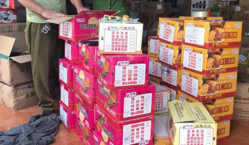Thu giữ 8.000 sản phẩm bánh kẹo nhập lậu tại Hà Nội - 1