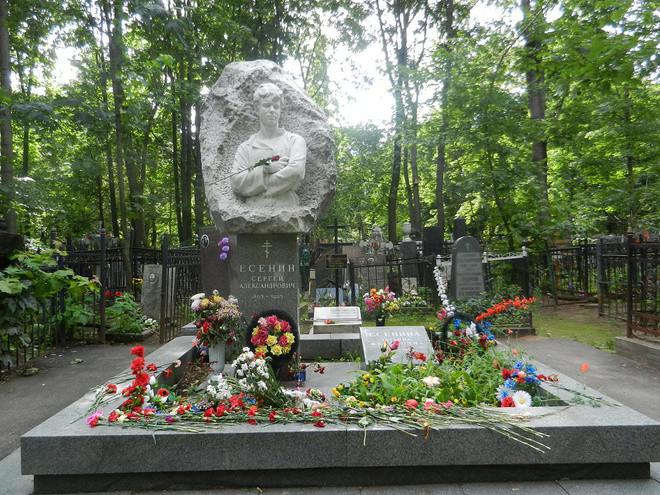 Người phụ nữ tự sát bên mộ nhà thơ Exenhin - 1