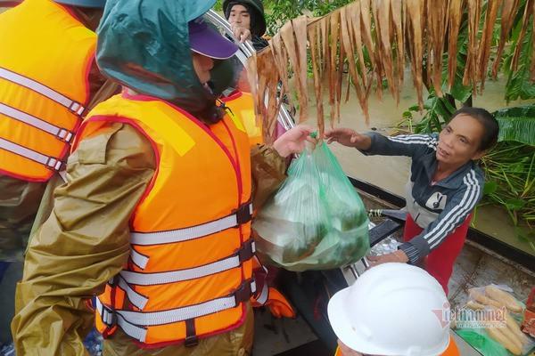 Cô giáo Quảng Trị dầm mưa mang thực phẩm cho dân rốn lũ - 1