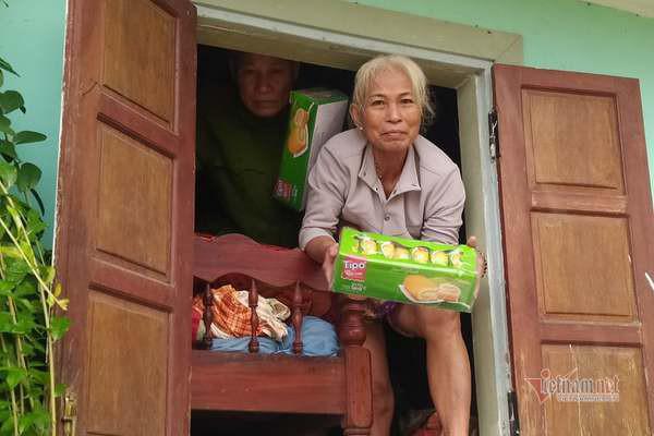 Cô giáo Quảng Trị dầm mưa mang thực phẩm cho dân rốn lũ - 2