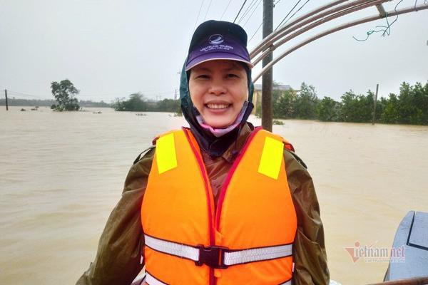 Cô giáo Quảng Trị dầm mưa mang thực phẩm cho dân rốn lũ - 3