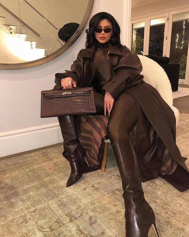 Kylie Jenner đảm bảo con gái mình luôn được dùng những gì "xa xỉ nhất" - 4