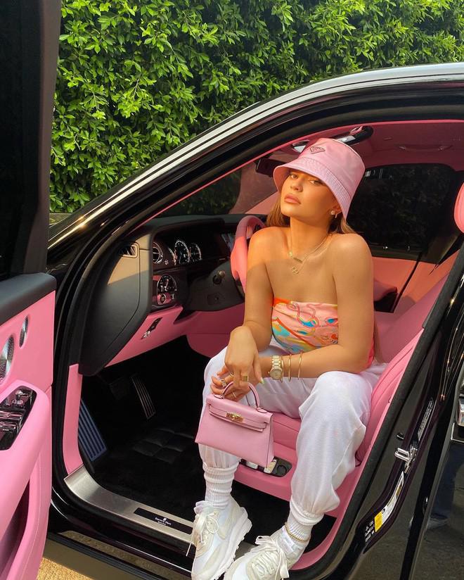 Kylie Jenner đảm bảo con gái mình luôn được dùng những gì "xa xỉ nhất" - 6