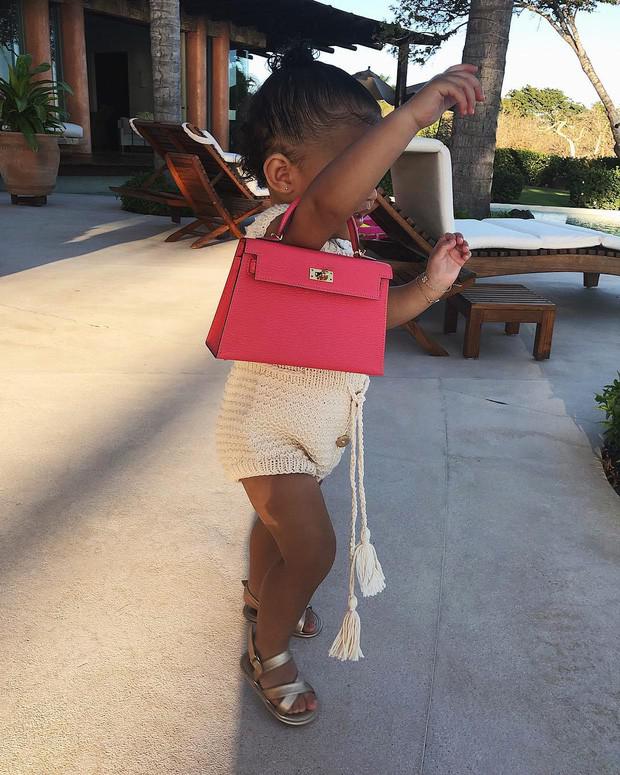 Kylie Jenner đảm bảo con gái mình luôn được dùng những gì "xa xỉ nhất" - 3