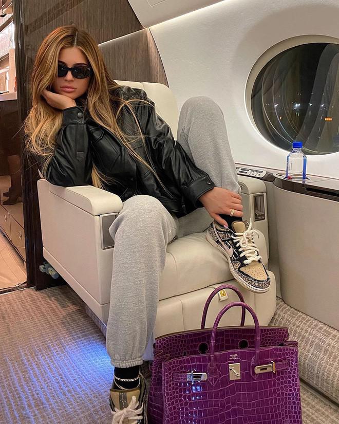Kylie Jenner đảm bảo con gái mình luôn được dùng những gì "xa xỉ nhất" - 5