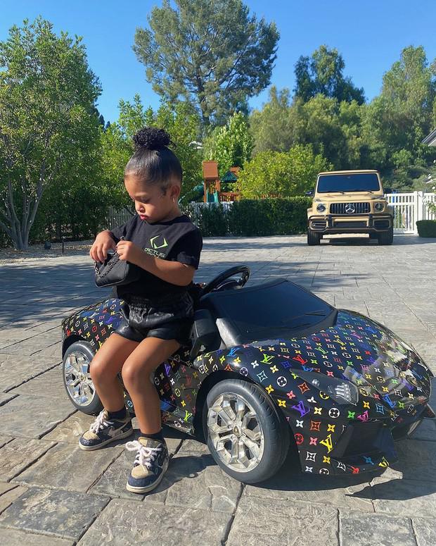 Kylie Jenner đảm bảo con gái mình luôn được dùng những gì "xa xỉ nhất" - 2
