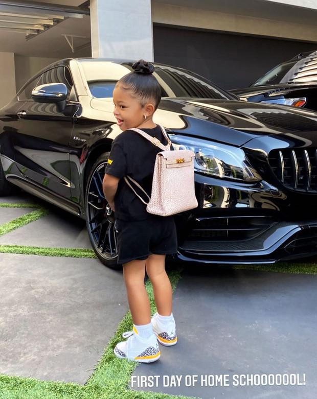 Kylie Jenner đảm bảo con gái mình luôn được dùng những gì "xa xỉ nhất" - 1