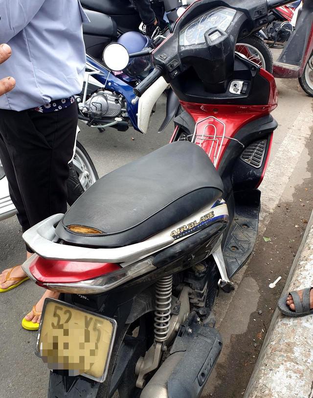 Người đàn ông bỏ lại xe máy và gieo mình xuống dòng sông Sài Gòn - 1