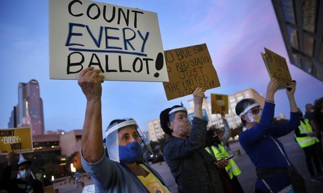 Người Mỹ tràn ra đường biểu tình, yêu cầu giới chức kiểm đếm toàn bộ số phiếu - 1