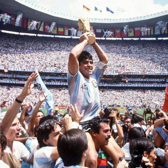 Cuộc đời sự nghiệp đầy thăng trầm của huyền thoại bóng đá Maradona - 1