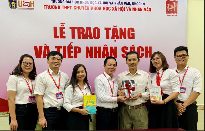 Thầy giáo dạy văn là ai? - 1