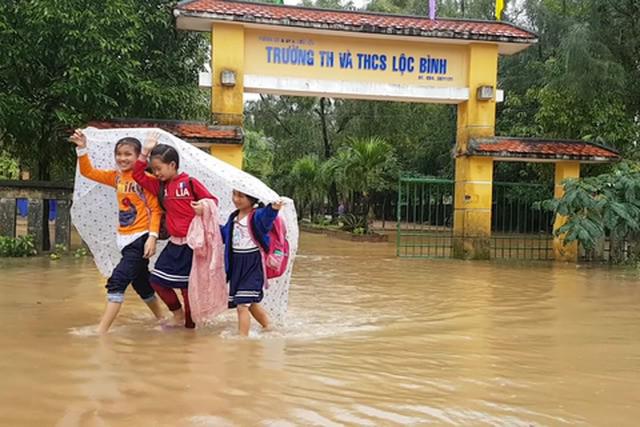 Ngày 8/10: Thừa Thiên Huế, Quảng Trị mưa lớn, học sinh các cấp được nghỉ học - 1