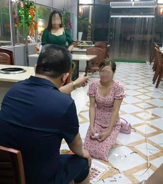 Không chỉ bắt quỳ, chủ quán nướng ở Bắc Ninh còn cầm dép tát vào mặt cô gái - 1