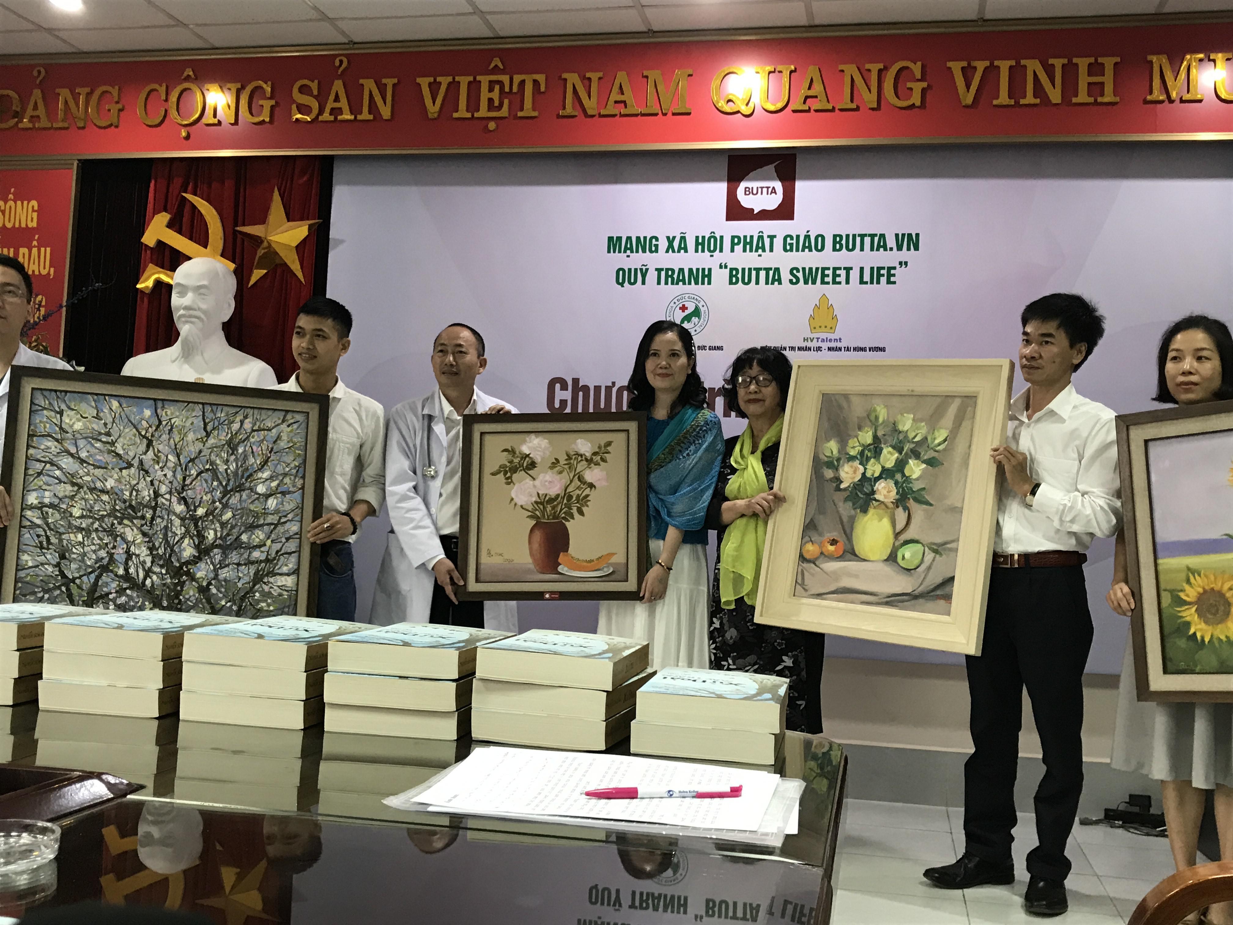Họa sĩ Nguyễn Thị Kim Đức trao 50 tranh nghệ thuật cho Bệnh viện Đức Giang - 1
