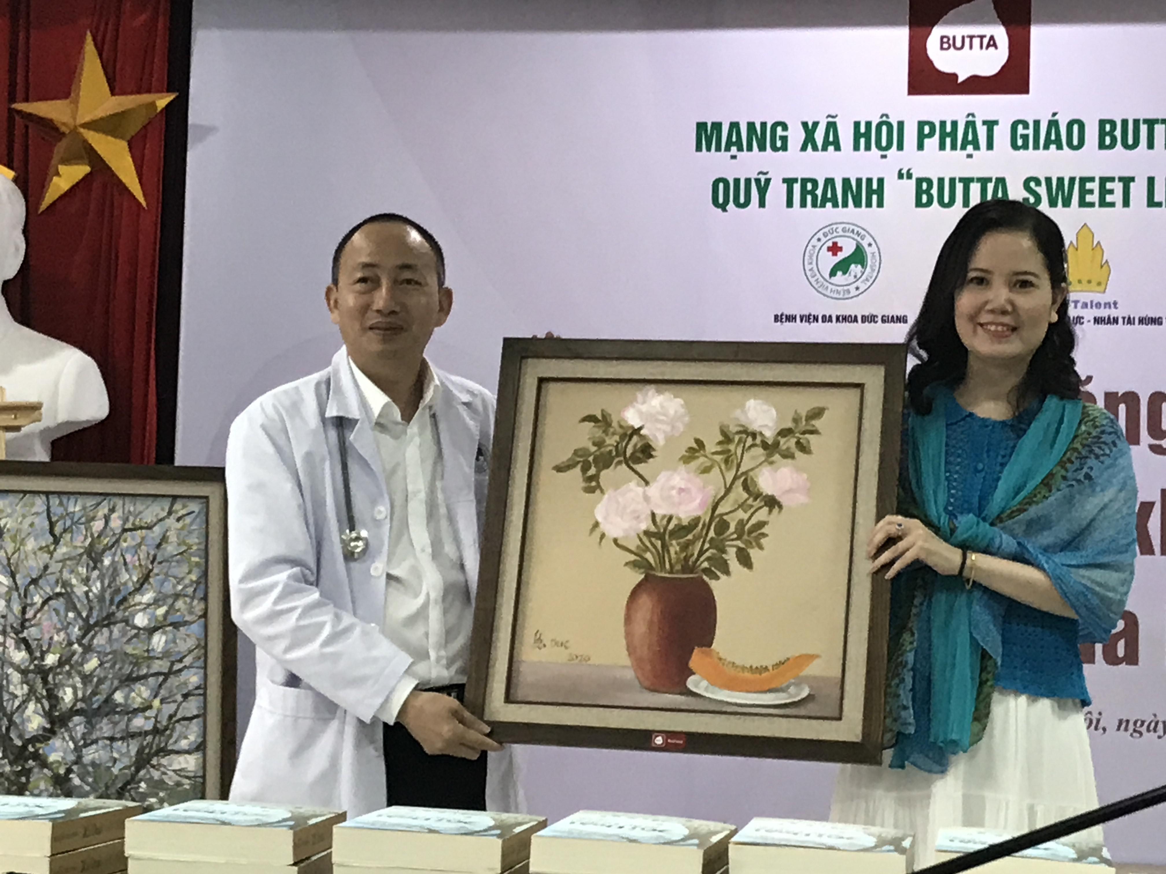 Họa sĩ Nguyễn Thị Kim Đức trao 50 tranh nghệ thuật cho Bệnh viện Đức Giang - 2