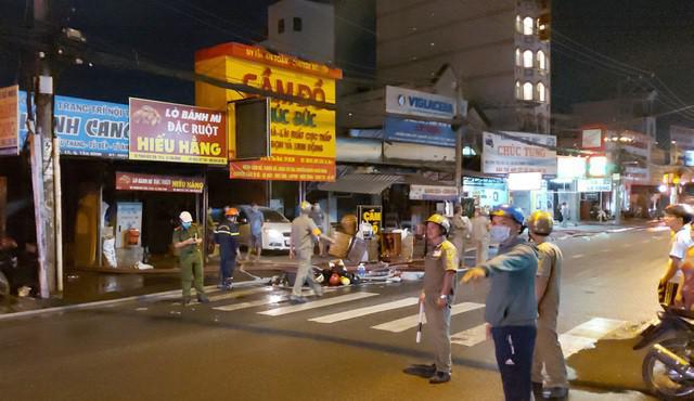 Cháy bãi xe trong đêm, người dân ôm tài sản bỏ chạy - 2