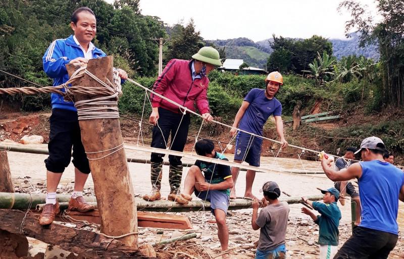 Quảng Nam: Làm cầu tạm để học sinh đến trường - 1