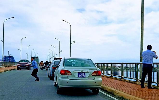 Quảng Bình: Đoàn xe biển xanh dừng trên cầu Nhật Lệ để chụp ảnh - 1
