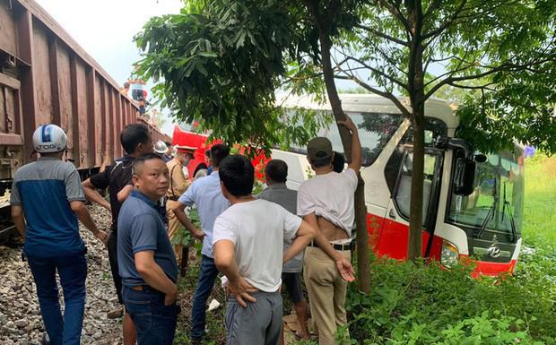 Vụ tàu hỏa va chạm với xe chở học sinh: Phát hiện tình tiết mới nhất - 1