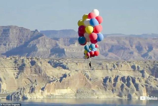 Nghệ sĩ bay lên độ cao 7.300 mét nhờ một chùm bóng bay - 1