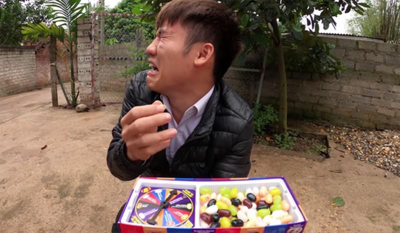 Con trai bà Tân Vlog liên tiếp hứng "gạch đá" - 1