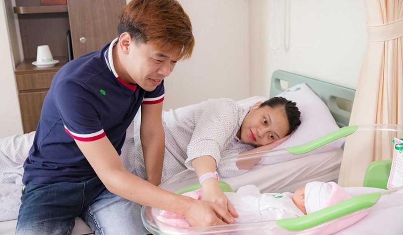 Hình ảnh đầu tiên của con gái vợ chồng diễn viên Trung Ruồi - 1