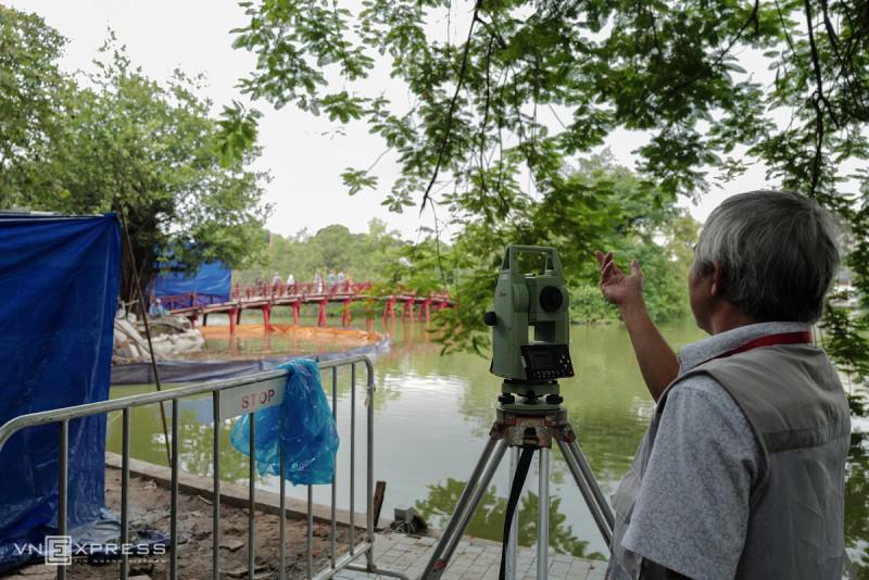 Công nhân gấp rút lát đá vỉa hè quanh Hồ Gươm - 5