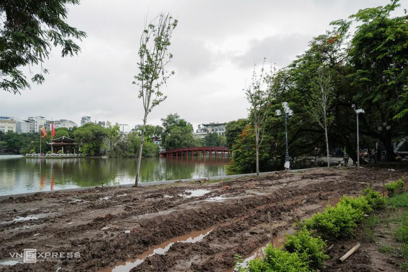 Công nhân gấp rút lát đá vỉa hè quanh Hồ Gươm - 3