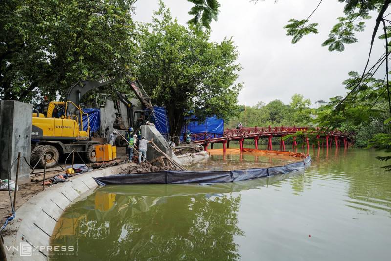 Công nhân gấp rút lát đá vỉa hè quanh Hồ Gươm - 4