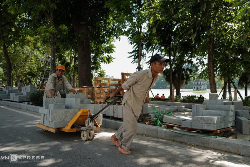 Công nhân gấp rút lát đá vỉa hè quanh Hồ Gươm - 2