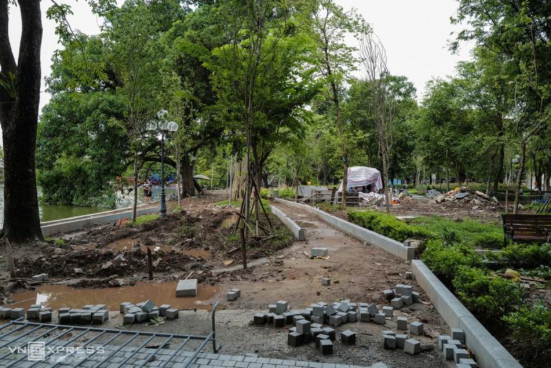 Công nhân gấp rút lát đá vỉa hè quanh Hồ Gươm - 7