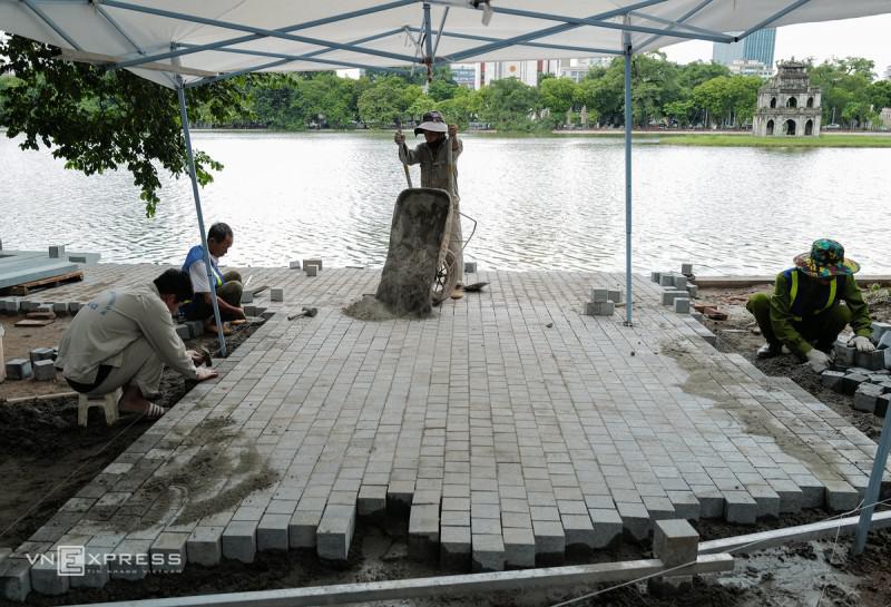 Công nhân gấp rút lát đá vỉa hè quanh Hồ Gươm - 9